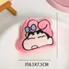 Acessório de pelúcia estilo japonês com capuz do Crayon Shin-chan, broche de boneco Sanrio Shin-chan de desenho animado, acessório de brinquedo DIY