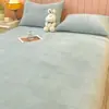Color Sólido Invierno Coral Leche Terciopelo Cama Sábanas de Cama Pieza Única Engrosada Forrada de Felpa Colcha Estudiante Dormitorio Individual Felpa Cama Sábanas de Cama Colcha
