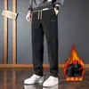 Pantalones deportivos casuales para hombre, corte holgado, pierna recta, forrados de felpa para otoño e invierno, modernos y versátiles, elegantes y deportivos, pantalones largos sencillos