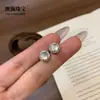 Nuevos aretes de calcedonia de hielo alto cuadrados estilo chino, simples y elegantes, que encarnan una estética china moderna con un toque de encanto tradicional. Estos pendientes discretos y minimalistas son pequeños y delicados