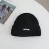 Gorro de Punto con Etiqueta de Letra Simple Color Dopamina para Mujer Otoño e Invierno Nuevo Engrosado Resistente al Frío Cálido