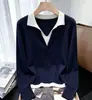 Camisa Feminina Falsa Duas Peças com Gola de Cor Contrastante Outono 2026 Novo Estilo Solta Emagrecedora Temperamento Versátil Elegante Redutora de Idade Top
