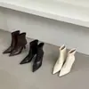 Botas de tornozelo pretas de salto agulha, um novo estilo outono/inverno para mulheres, com forro de fleece, bico fino e design elástico para um efeito emagrecedor.