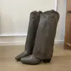 Botas Longas com Rebites e Saltos Grossos, Estilo Primavera e Outono, Modelo Plus Size, Zíper Lateral, Botas Jeans, Estilo Western, Emagrecedor, Estilo Wasteland, Bootcut