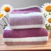 Toalla de Baño Rayada de Coral Fleece con Etiqueta Transfronteriza 140*70 Gruesa Absorbente No Suelta Secado Rápido Grande para el Hogar
