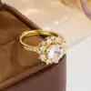Novo anel com design de girassol com zircônia cúbica totalmente cravejada, um anel de diamante simulado luxuoso e de alta qualidade com aro aberto ajustável