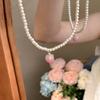 Collar con colgante de flor dulce y perlas de imitación para mujer, cadena de clavícula de alta gama, accesorios de moda elegantes de nicho.
