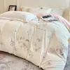 Conjunto de luxo de inverno bordado em veludo de leite de quatro peças, capa de edredom espessa e quente em fleece de coral, conjunto de cama com fleece extra