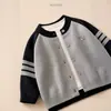 Suéter jacket de ropa infantil estilo coreano 2026 nuevo modelo conjunto de dos piezas para niños con cárdigan de punto de bloques de color y jeans de color liso