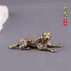 Latón Retro Nuevo Estilo Tigre Acostado Pieza Pequeña Mascota Pequeña para Té Doce Animales del Zodíaco Tigre Personalizado Juego Decoración de Escritorio Adornos
