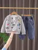 Conjunto de Chaqueta de Dibujos Animados y Jeans para Niños Estilo Primavera y Otoño para Niños Manga Larga Dos Piezas Ropa Casual Elegante para Bebés