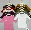 Camiseta da moda com decote em U, ombro natural, modelagem que afina, manga média para mulheres, estilosa, versátil, cor lisa, para usar por baixo, ombro natural, corte justo, top elegante, tendência