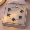 Collar Popular Transfronterizo de Trébol de Cuatro Hojas de Acero de Titanio para Niñas, Lujo Ligero y Versátil Nuevo Conjunto de Cadena Clavicular de Cinco Flores de Doble Cara