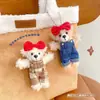 Broche de Macacão Desenho Animado Fofo Ursinho Biscoito Chaveiro de Pelúcia Pingente de Mochila Exclusivo Tendência Presente