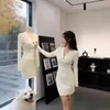 Vestido de Tricô com Decote V, Estilo Levemente Maduro e Elegante para Mulheres, Novo Modelo Primavera 2026, Toque de Luxo, Ajustado na Cintura, Emagrecedor, Vestido Bodycon
