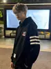 Sudadera con capucha de estilo callejero americano para otoño e invierno para hombre, diseño único de retazos, corte holgado, top de peso pesado con bordado de cuello en V moderno para hombres jóvenes