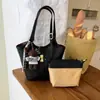 Bolso tipo cubo de gama alta para mujer, nuevo estilo 2026, con dijes decorativos, un bolso de hombro ligero y lujoso, versátil para ir al trabajo y se puede llevar debajo del brazo