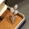 Elegante broche de ramo de tulipanes bicolor dorado y plateado con micro incrustaciones de circonitas, broche de dama suave para combinar con todo para evitar la luz