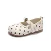 Nueva colección de primavera y otoño de zapatos de princesa de lunares para niñas, modernos y versátiles, con diseño de hebilla cuadrada, suela suave y material de cuero antideslizante, perfectos para el uso casual de los niños.