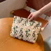Bolsa de Cosméticos Pequeña Bordada con Margarita Fresca Estilo Ins Alto Valor de Color Bolso de Mano Vintage Bolsa de Almacenamiento de Gran Capacidad