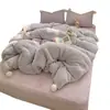 Conjunto de quatro peças de inverno estilo girly em lã de cordeiro com pompons grandes, lençol de leite espessado Classe A, capa de edredom e lençol de baixo macio