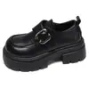 Mocassins pretos de sola grossa 2026 novo verão sola macia plataforma aumenta altura com saias estilo britânico retrô sapatos pequenos de couro