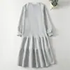 Foto real del nuevo vestido sudadera de otoño 2026 estilo japonés holgado de cuello redondo manga larga con dobladillo fruncido estilo cola de pez adelgazante hasta la rodilla