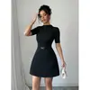 Moda Feminina Primavera e Verão Elegante Vestido de Cor Sólida Gola Alta Manga Média com Decoração de Fivela Metálica Vestido Curto Evasê Moda