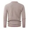 Colección nueva otoño/invierno 2026 transfronteriza: suéter casual versátil para hombre, con un diseño de bloques de color, cuello redondo y un look en capas con una base de punto.