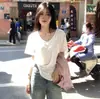 Camiseta Branca Versátil de Manga Curta para Mulheres, Novo Estilo de Verão, Ombro Regular Decote V, Top Solto que Mostra a Clavícula, Camiseta Branca Básica Casual