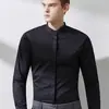 Camisa retro estilo americano con cuello mao para hombre, de corte slim, manga larga, un sutil diseño de botones y tejido ligero y transpirable, lo que la hace adecuada para un estilo business casual y versátil.