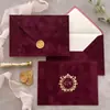 Portatarjetas sobre de terciopelo blanco con enredadera floral y corona de letras doradas estampadas, set de sobres para invitaciones de boda