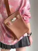 2026 Novo Modelo Transfronteiriço Togo Couro Bovino de Camada Superior Bolsa de Peito Kelly, Mochila Pequena de Ombro Único para o Dia a Dia da Moda Unissex Tendência
