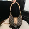 Bolsas Femininas 2026 Nova Moda Popular Retro Europeia e Americana Textura Simples Bolsa Estampada Bolsa Meia-Lua Sela