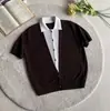 Camiseta de Tricô Falsa de Duas Peças com Gola e Manga Curta para Homens e Mulheres, Bloqueio de Cores de Verão, Estilo Old Money de Luxo Leve, Top Casual para o Trabalho