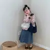 Conjunto Estiloso para Meninas 2026 Primavera Nova Moda Camiseta Listrada de Manga Longa com Saia Jeans de Suspensório Linha A Tendência