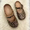 Sapatos de Dança de Ballet 2026 Primavera Novo Estilo Slip-On Vazados Estampa de Leopardo Tamancos Sapatos Preguiçosos 2026 Novos Sapatos de Sola Grossa