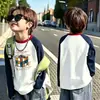 Camiseta básica de manga comprida para meninos, novo estilo primavera e outono 2026, top T-shirt infantil versátil com blocos de cor estilosos para meninos mais velhos