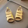 Sandalias Birkenstock Moda Infantil 2026 Nuevas de Verano para Niñas Sandalias de Suela Suave con Punta Abierta Calzado Versátil para Deporte y Playa