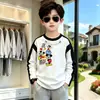 Camiseta raglan de algodão puro para meninos, manga longa, novo estilo primavera/outono com estampa color-block, moderna e única, adequada para crianças de tamanho médio e grande como camada base