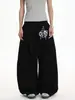 Calça de moletom desconstruída, plissada, com estampa de letras e perna curva, estilo americano, para homens e mulheres, com caimento fluido, adequada para dançar, uso casual e esportes