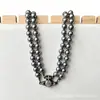 Gargantilla de la Reina Madre en estilo minimalista, collar clásico de pin de perla, cadena para la clavícula de Saturno, cadena para el cuello de lujo ligero y sensación de alta gama