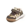 Sapatos para bebês e crianças pequenas, novo modelo de outono, sapatos casuais antiderrapantes de sola macia com estampa de leopardo para meninos, sapatos Forrest Gump para meninas, tênis versáteis