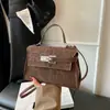 Bolsa de mão pequena retrô com padrão de lichia transfronteiriça novo modelo 2026 bolsa de ombro simples versátil com design estiloso de patchwork crossbody