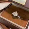 Transmissão ao Vivo de Novos Anéis Octogonais de Corte Millennium Rose Mais Vendidos, Anéis da Moda com Incrustações de Diamante de Alto Carbono e Pedras Preciosas de Flor de Rosa para Mulheres