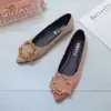 Nueva colección Primavera/Verano 2026: zapatos planos de punta afilada, elegantes, modernos y minimalistas, con una apertura poco profunda, que irradian un aire sofisticado y sexy