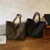 Bolso de lona de gran capacidad para mujer 2026 bolso de mano de color caramelo para mujer bolso de hombro moderno urbano simple para el día a día