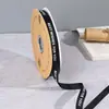 Fita Inglesa Canelada com Flores 1,5cm para Embalagem de Presente, Decoração de Caixa de Bolo, Fita para Sobremesa, Fita Pequena Estilo Chanel 1cm