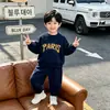 Conjunto de Moletom com Capuz e Estampa de Letras para Crianças Primavera e Outono Meninos e Meninas Casual Manga Longa Calça de Moletom Conjunto de Duas Peças Roupas para Bebês e Crianças Em Estoque