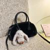 Bolsa de Pelúcia Super Popular Transfronteiriça para Mulheres, Novo Estilo, Bolsa de Mão Simples e Elegante para o Dia a Dia, Bolsa Boston de Pelúcia com Textura de Nicho